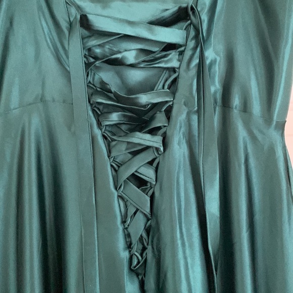 Stunning Jade Green Gown - Picture 7 of 9